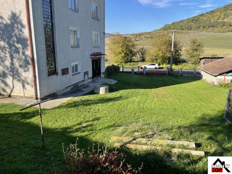 Rodinný dům v Hajnáčce s rozlehlým zeleným dvorem a výhledem na okolní přírodu.