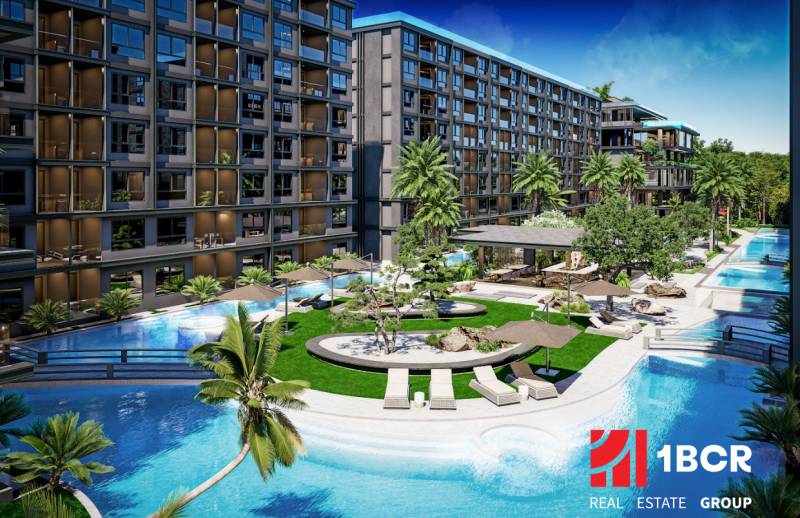 Výstavba bytů v Pattayi, bazény, palmy a prostorné společné prostory.
