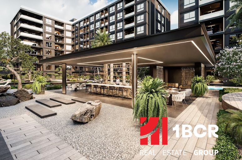 Výstavba bytů v Pattayi s moderním venkovním prostorem a zahradní architekturou.