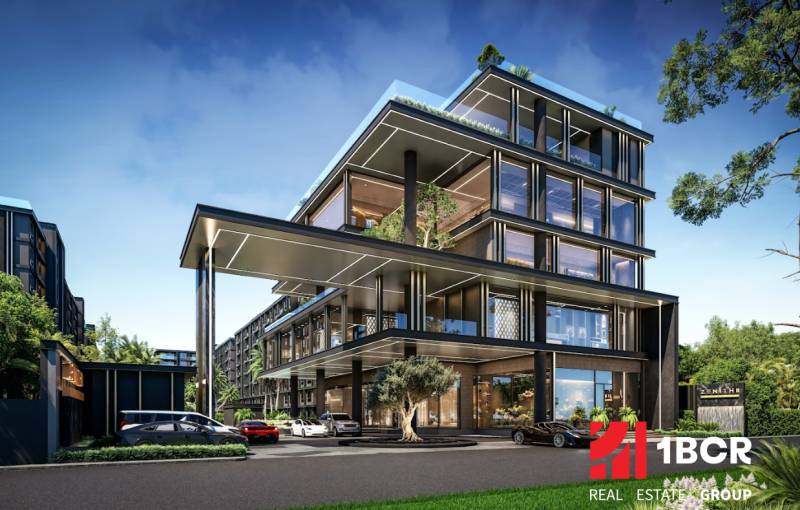 Výstavba bytů v Pattayi se skleněnými fasádami a zelení v okolí.