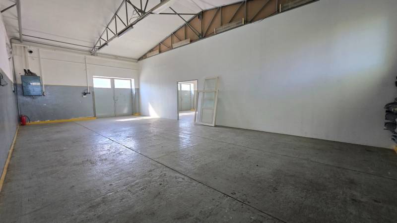 Prostor s betonovou podlahou a vysokým stropem v interiéru Sklady a haly.