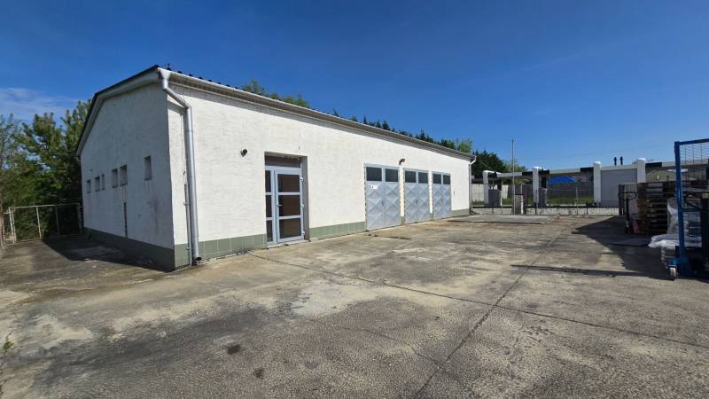 Sklady a haly v Šali se třemi garážovými vraty a zpevněnou přilehlou plochou.