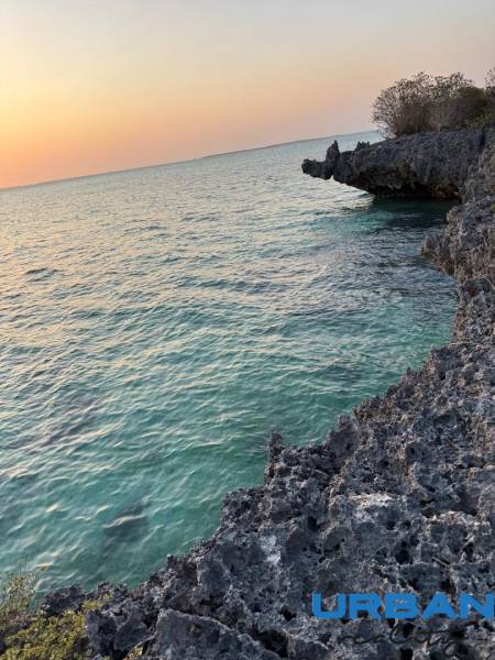 Pobřežní útesy a západ slunce nad jemnými vlnami moře v Kizimkazi, Pozemky - komerční.