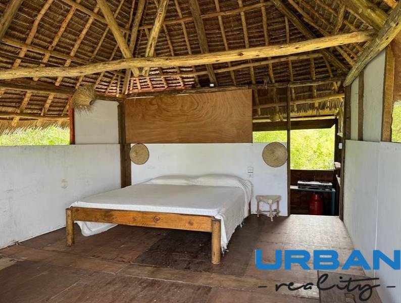 Dřevěná postel v chatě s podlahou s dřevěným dekorem pro komerční pozemky.