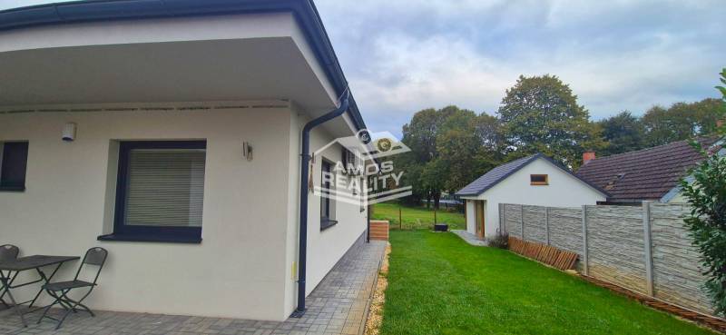 Rodinný dům ve Studience s terasou, zahradním nábytkem a upravenou zahradou.