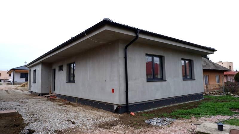 Rodinný dům v Radavě s jednoduchou fasádou a šikmou střechou ve stavu výstavby.