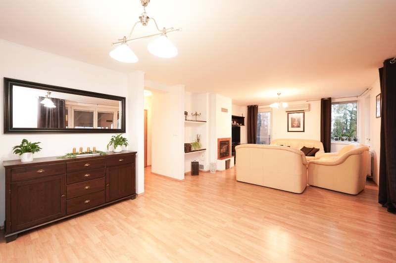 Obývací pokoj s krbem a světlým nábytkem, podlaha s dřevěným dekorem, Rodinný dům.