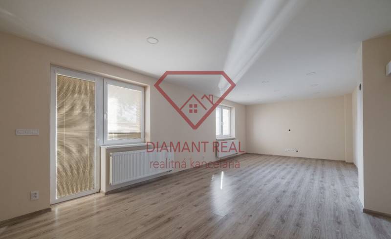 Světlá místnost s podlahou s dřevěným dekorem v rodinném domě, prázdná a připravená.