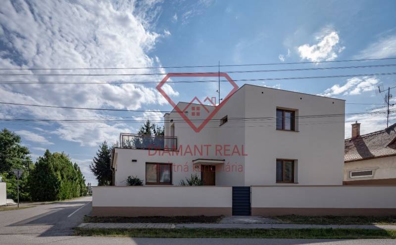 Rodinný dům na Trnovecké ulici v Trnovci nad Váhom s jasnou oblohou.