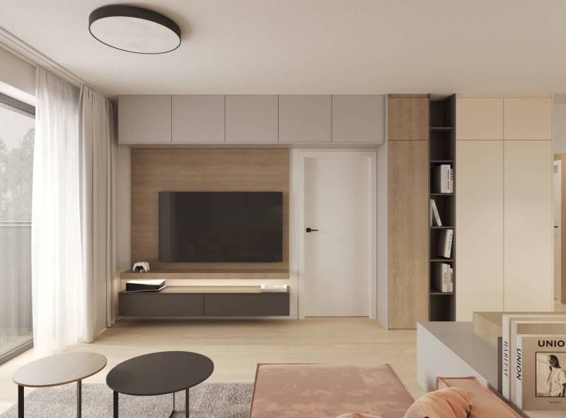 Obývací pokoj s TV, podlaha s dřevěným dekorem, světlé závěsy, nábytek a knihovna.