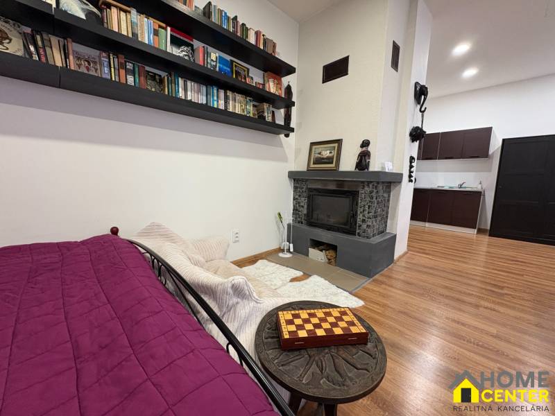 Krb, knihovna a kuchyň v 1-pokojovém bytě s podlahou s dřevěným dekorem.