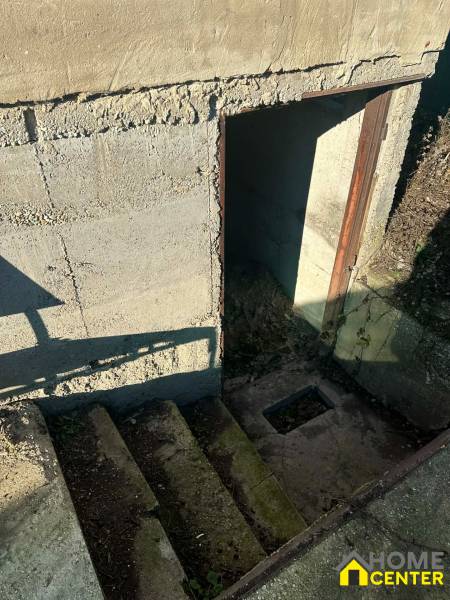 Schodiště do sklepa v Zahradách na Nové osadě v Komárně.