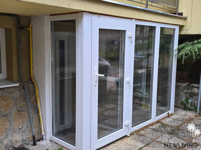 Bílá prosklená veranda za domem na Lesní ulici v Bance.