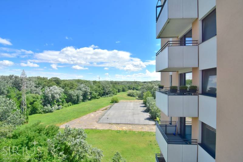 Výhled z 2pokojového bytu na Antolské ulici v Petržalce, Bratislava s přírodou a balkony.