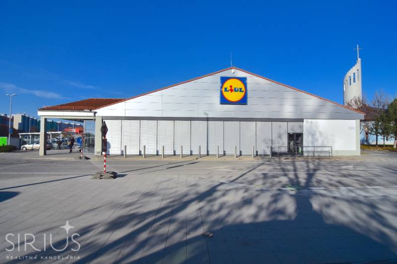 Obchod Lidl na ulici Antolská v Bratislavě - Petržalce, vedle kostela.