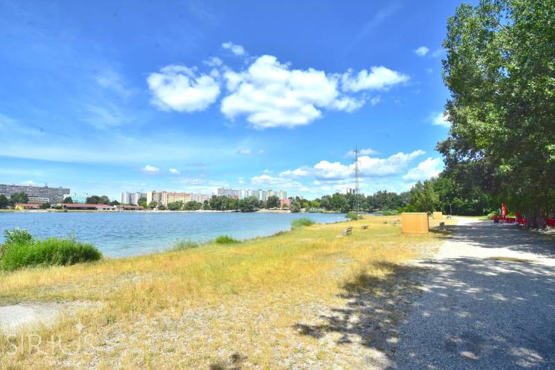 Vodní plocha s pěší cestou v Bratislavě - Petržalce, u Antolské ulice.