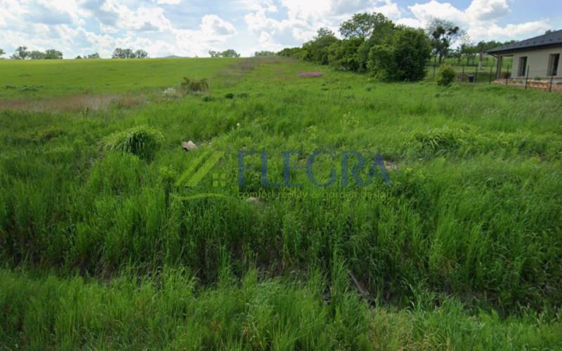 Pozemky - bydlení na Lomnické ulici ve Vranově nad Topľou, zelená tráva a otevřený prostor.