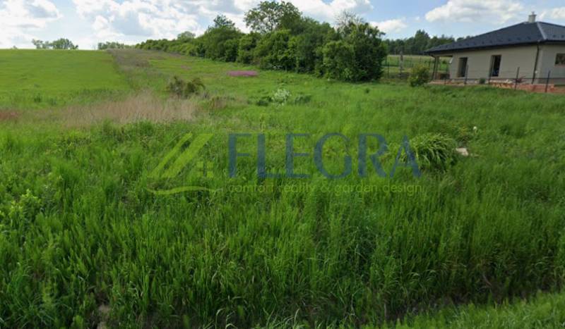 Pozemek k bydlení na Lomnické ulici ve Vranově nad Topľou, porostlý zelení.