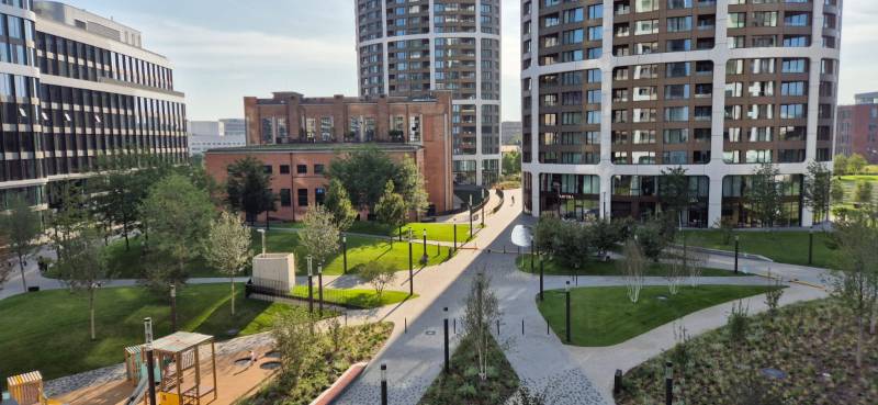 Moderní budovy a zeleň v Bratislavě na Bottově ulici, blízko 2-pokojových bytů.