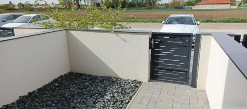 Součástí 3pokojového bytu v Diakovcích je terasa s dlažbou a okrasnými kameny.