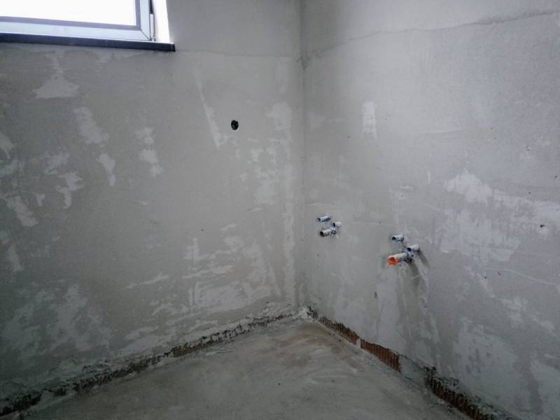Omítnutá stěna a příprava na instalace v rodinném domě.