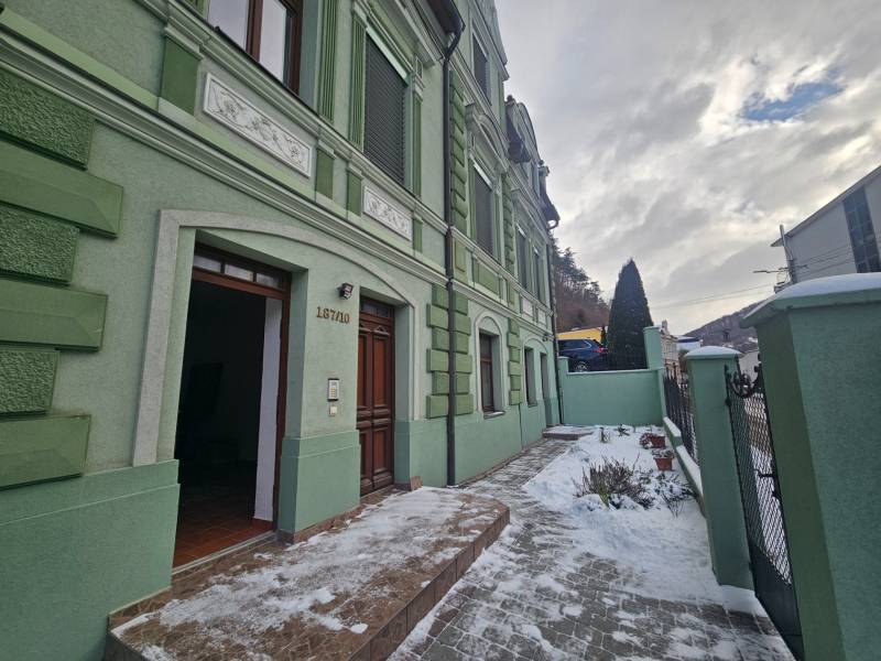 Zasněžený vstup k 3pokojovému bytu na Šrobárově ulici v Trenčianských Teplicích.