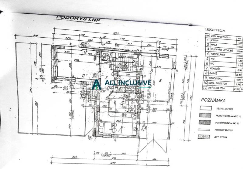 Půdorys prvního nadzemního podlaží rodinného domu s detailními rozměry a legendou místností.