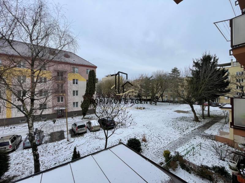 Sněhem pokrytý dvůr s bytovými domy na ulici Dobrianskeho v Humenném.