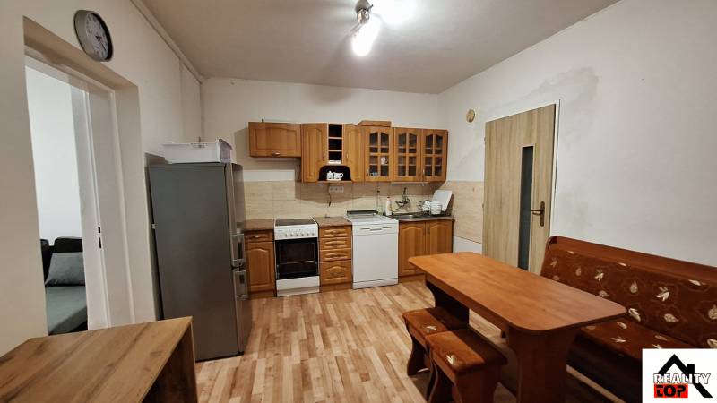 Kuchyně v rodinném domě s dřevěným dekorem a klasickým nábytkem.