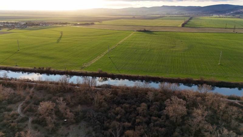 Louky a řeka za soumraku v blízkosti Nové Vsi nad Váhom, Rekreační pozemky.
