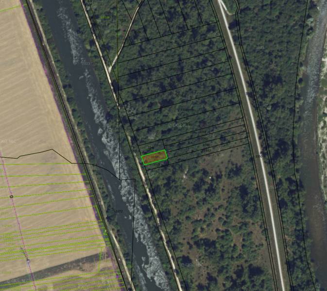 Letecký pohled na rekreační pozemky v Nové Vsi nad Váhom, obklopené vodními plochami.