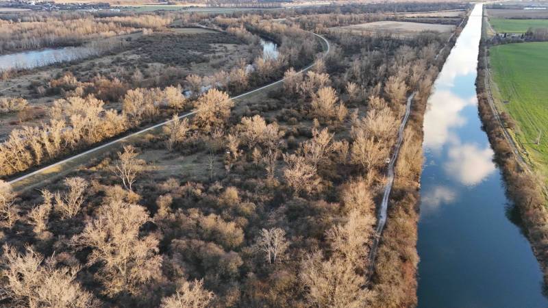 Letecký pohled na Rekreační pozemky u Nové Vsi nad Váhom s řekou a lesy.