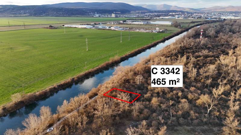 Letecký pohled na rekreační pozemky v Nová Ves nad Váhom u řeky a lesíku.