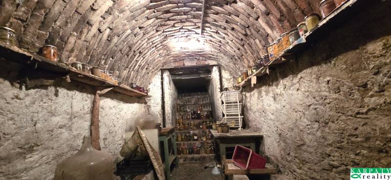 Tradiční sklep v rodinném domě, plný zavařenin a starožitného nábytku.