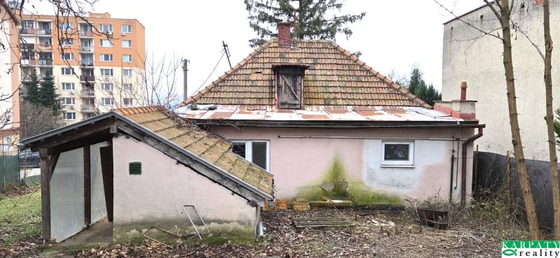 Rodinný dům na ulici 29. srpna v Levicích, s omšelou fasádou a zahradou.