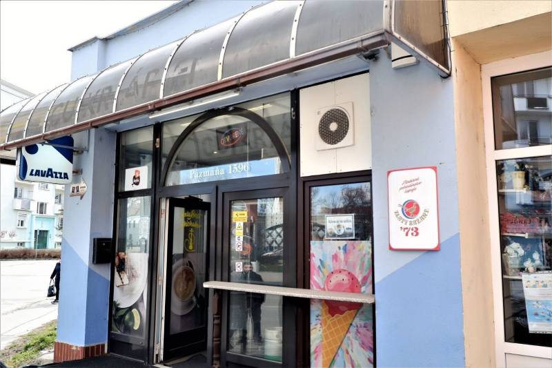 Vstup do obchodních prostor v Šali se značkami Lavazza a Happy Brezhnev zmrzlina.