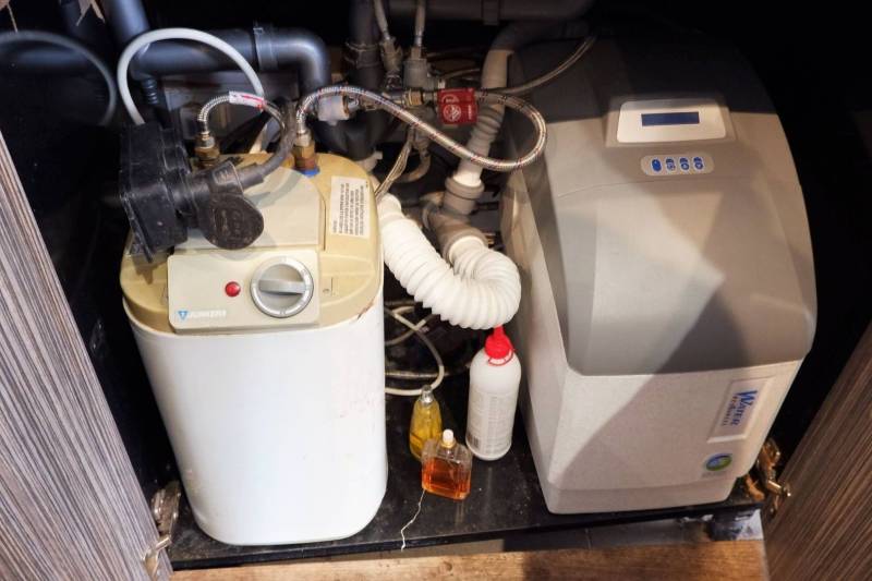 Technologie na úpravu vody v obchodních prostorách, včetně trubek a lahví na údržbu.