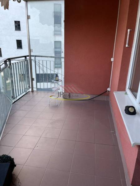 Balkon ve 4-pokojovém bytě na Jégého ulici v Bratislavě - Nivy.
