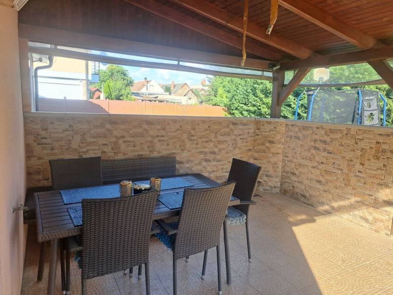 Terasa u rodinného domu v Černém Brodě s posezením z umělého ratanu.