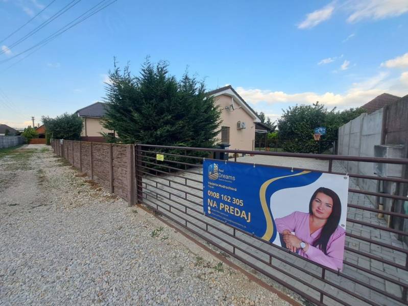 Rodinný dům v Čiernom Brode na prodej, s velkým dvorem obehnaným plotem.