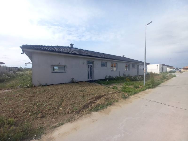 Rodinný dům v Galantě s jednopodlažní konstrukcí a upraveným okolím na nové ulici.