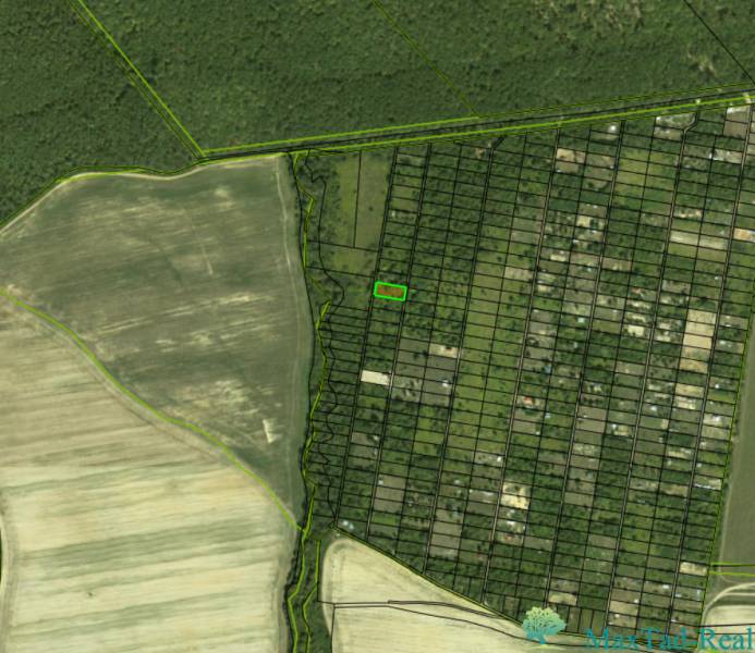 Letecký pohled na zahrady v Šaci, Košice, obklopené poli a lesem.