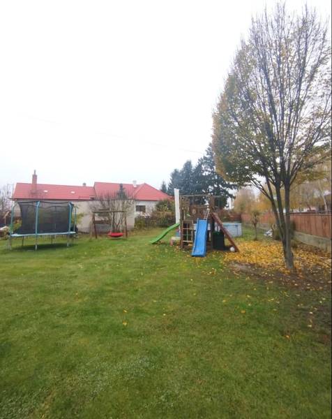 Rodinný dům v Dunajské Stredě s travnatou zahradou, trampolínou a dětským hřištěm.