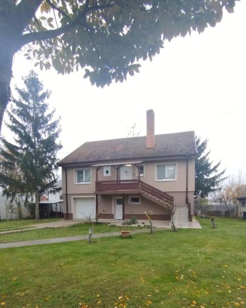 Rodinný dům v Dunajské Stredě, šikmá střecha, prostorná zahrada, venkovní schodiště.