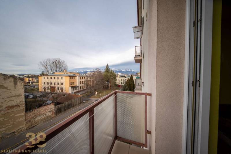 Pohled z balkonu na Murgašovu ulici v Popradu s výhledem na Tatry.