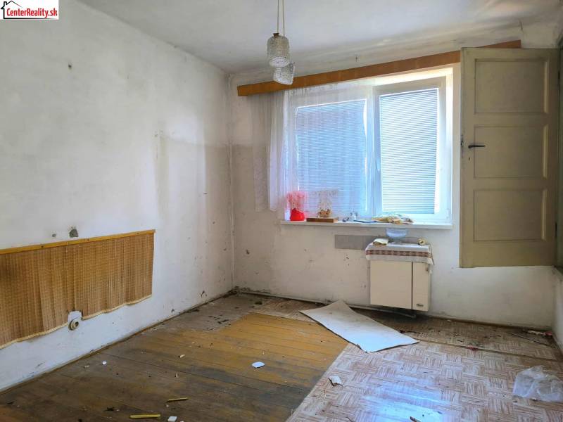 Nezbytná rekonstrukce pokoje v rodinném domě, zachovává přirozené světlo z okna.