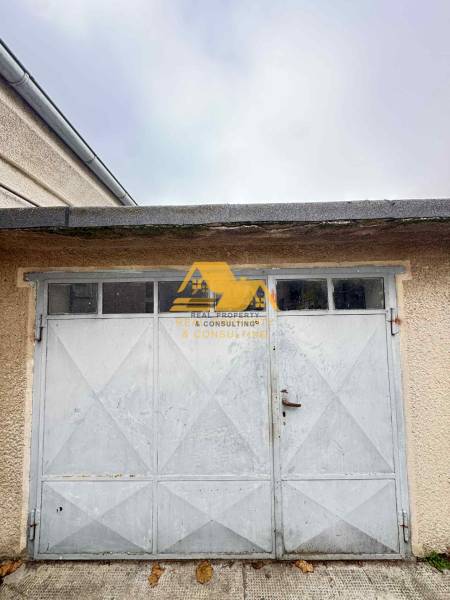 Brána na garáži Rodinného domu na ulici Dvory nad Žitavou, Dvory nad Žitavou.