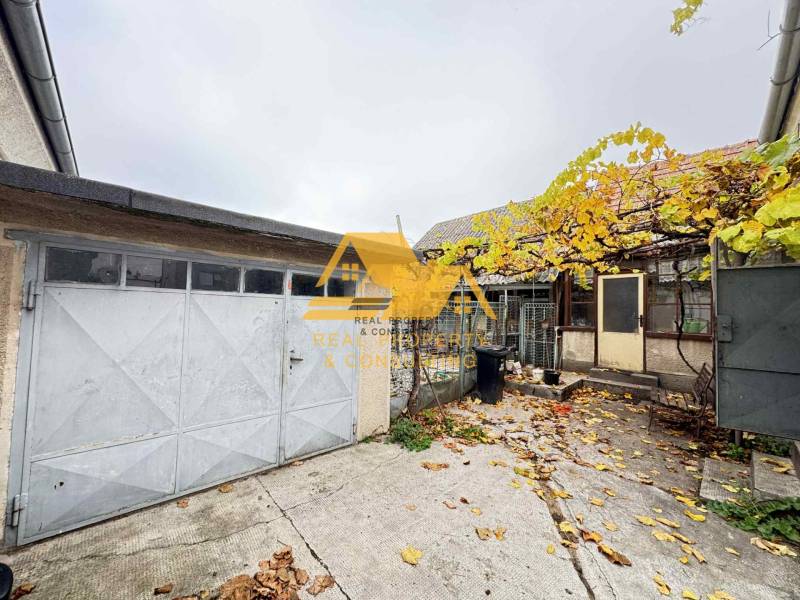 Garáž a zadní dvůr rodinného domu ve Dvorech nad Žitavou na podzim.