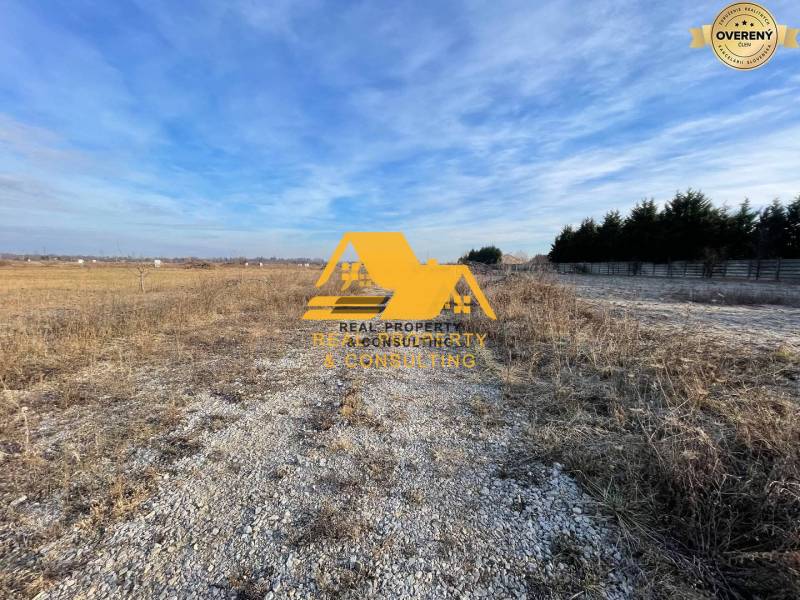 Pozemek k bydlení v Nových Zámcích na ulici Nové Zámky, štěrková cesta, otevřená krajina.