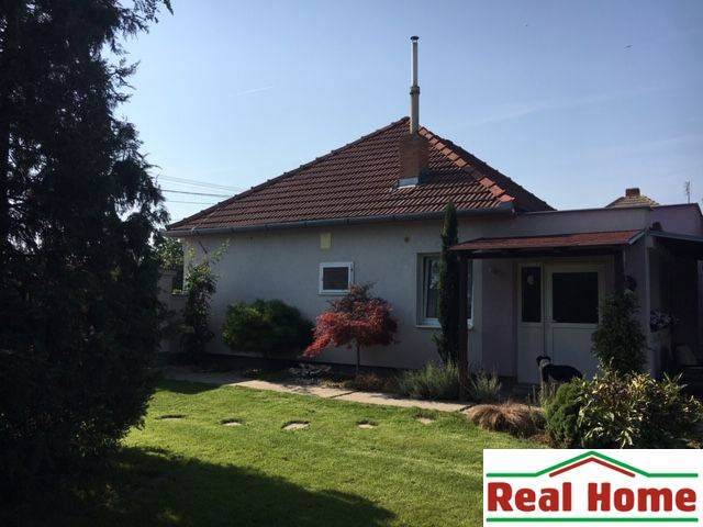 Rodinný dům v Černé Vodě s upravenou zahradou a terasou na relaxaci.